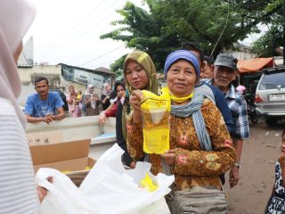 Warga Kabupaten Serang saat mengikuti oprasi pasar