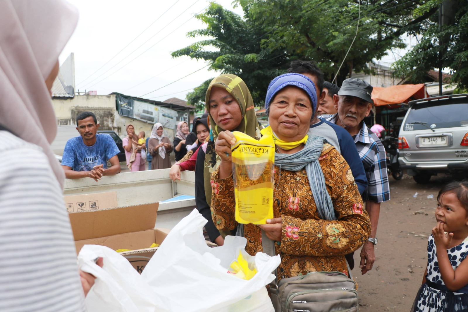 Warga Kabupaten Serang saat mengikuti oprasi pasar