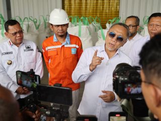 Menko Pangan  Zulkifli Hasan Tinju Pabrik Garam di Kabupaten Serang