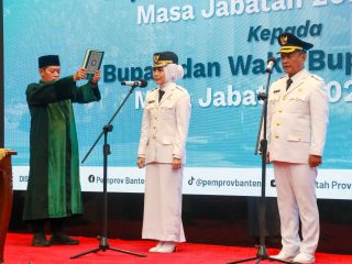 Ratu Zakiyah- Najib Hamas Resmi Jabat Bupati Serang