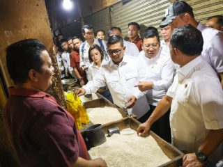Gubernur Banten Andra Soni Dampingi Mendagri Tinjau Harga Pangan di Pasar Induk Rau, Kota Serang