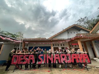 Mahasiswa UNMA Banten Ubah Sampah Plastik Jadi Ecobrick di Desa Sinarjaya
