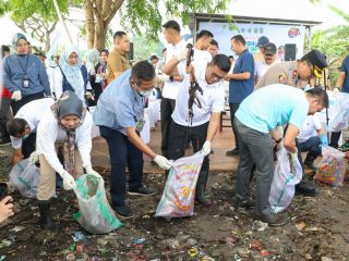 Gubernur Banten Andra Soni Turut Gotong Royong Bersihkan Sampah pada World Clean Up Day 2025